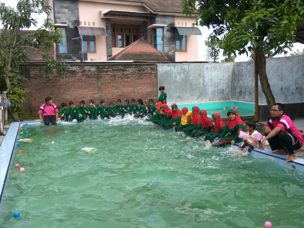 Latihan Berenang Rutin Siswa SDIT Alif Smart Surakarta