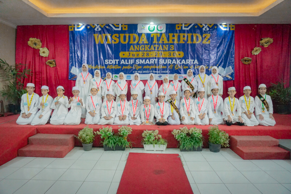 Wisuda Tahfidz Qur’an Angkatan 3 SDIT Alif Smart Surakarta Berlangsung Haru