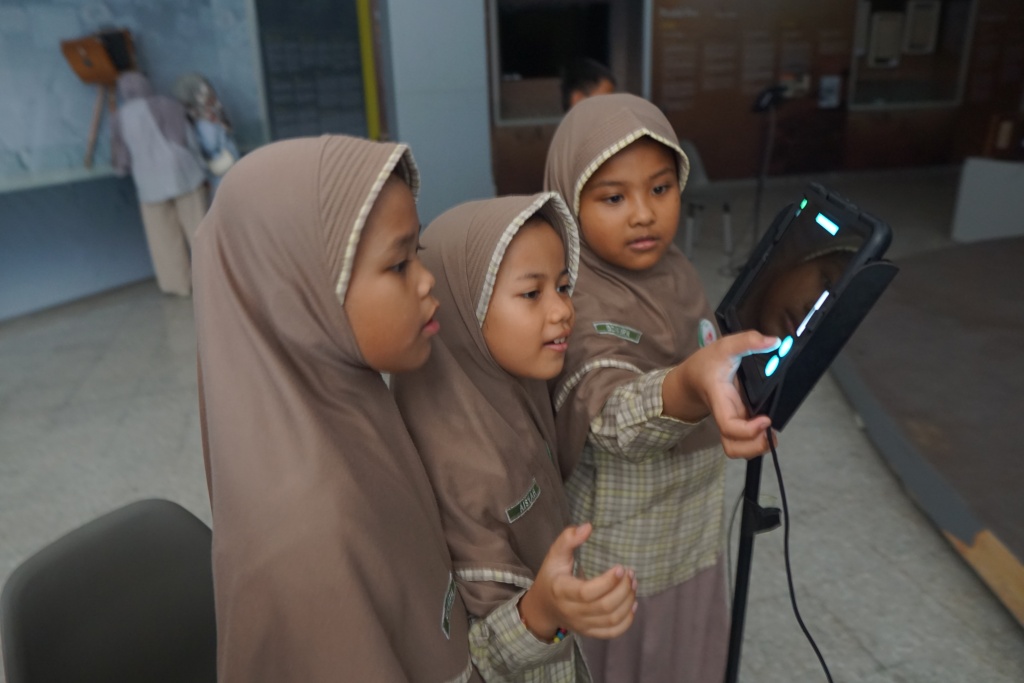Outing Class SDIT Alif Smart Surakarta “Menyelami Dunia Berita dan Sejarah”